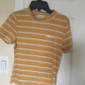 Yellow short sleeve shirt.  “H🤍NEY